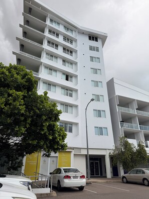 Exterior -  Welcome to TJ Homes

Quick stay. Deep rest. Total comfort. (Townsville City)