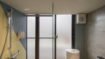 Comfort Single Room | Bathroom | Hair dryer, slippers, towels, shampoo