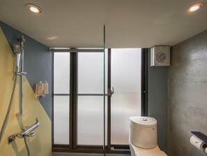 Comfort Single Room | Bathroom | Hair dryer, towels, shampoo, toilet paper - Island Heart Chiayi Hotel (Chiayi City)