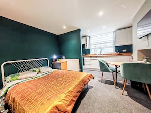 Habitación doble, 1 cama matrimonial, para no fumadores, cocineta | Tabla de planchar con plancha y wifi gratis 