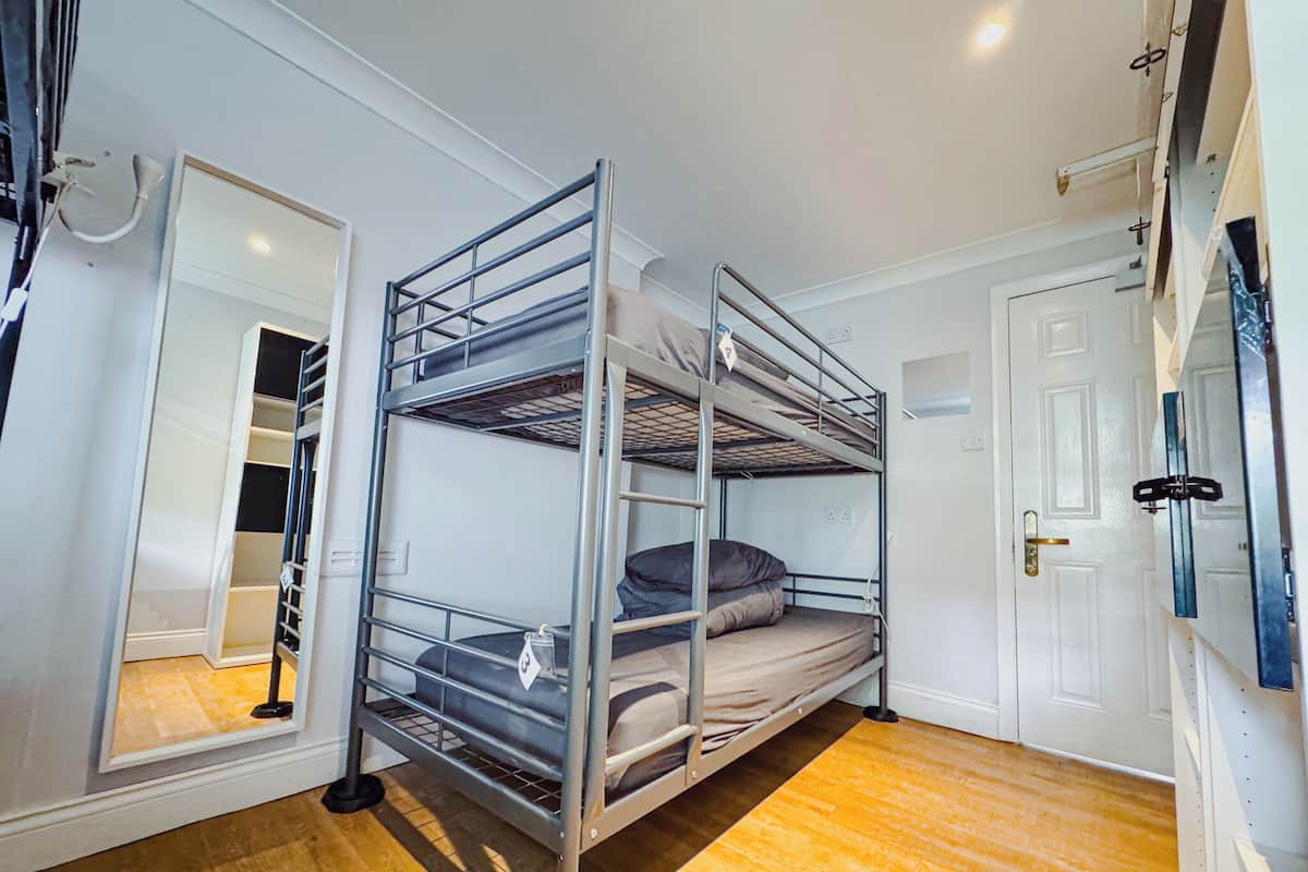 Quadruple Room | Iron/ironing board (on request), WiFi (free), bed sheets