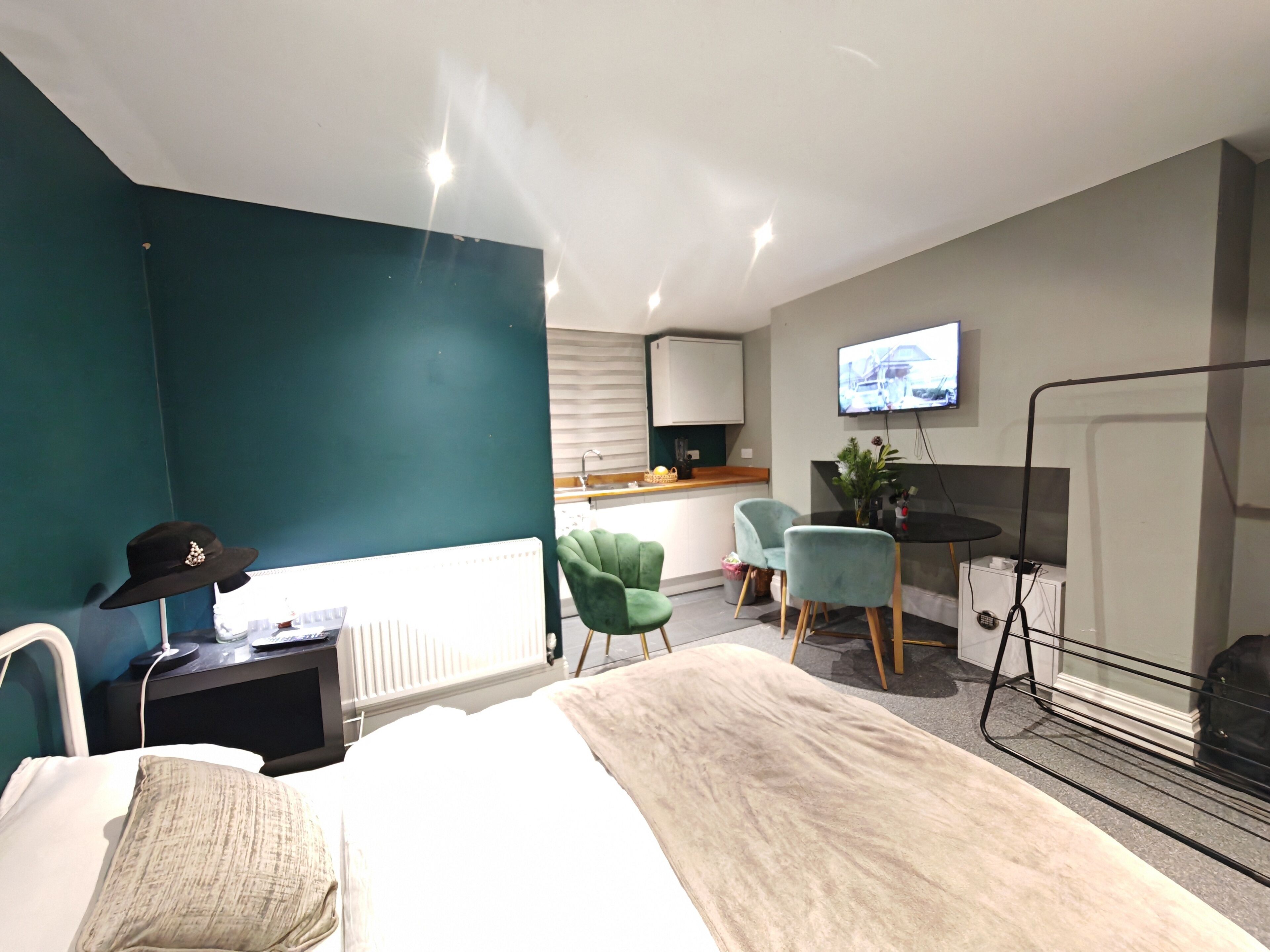 Studio, 1 Double Bed, Non Smoking, Kitchenette | Iron/ironing board, free WiFi