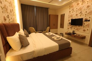 Executive Double Room | Desk, free WiFi, bed sheets - Hotel Stayspire (Indore)