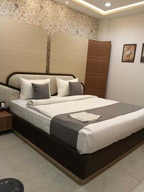 Deluxe Double Room - Hotel Stayspire (Indore)