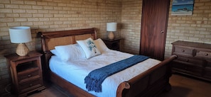 4 bedrooms, WiFi - Seascapes - On Ledge-Ocean View Coastal Retreat (Ledge Point)