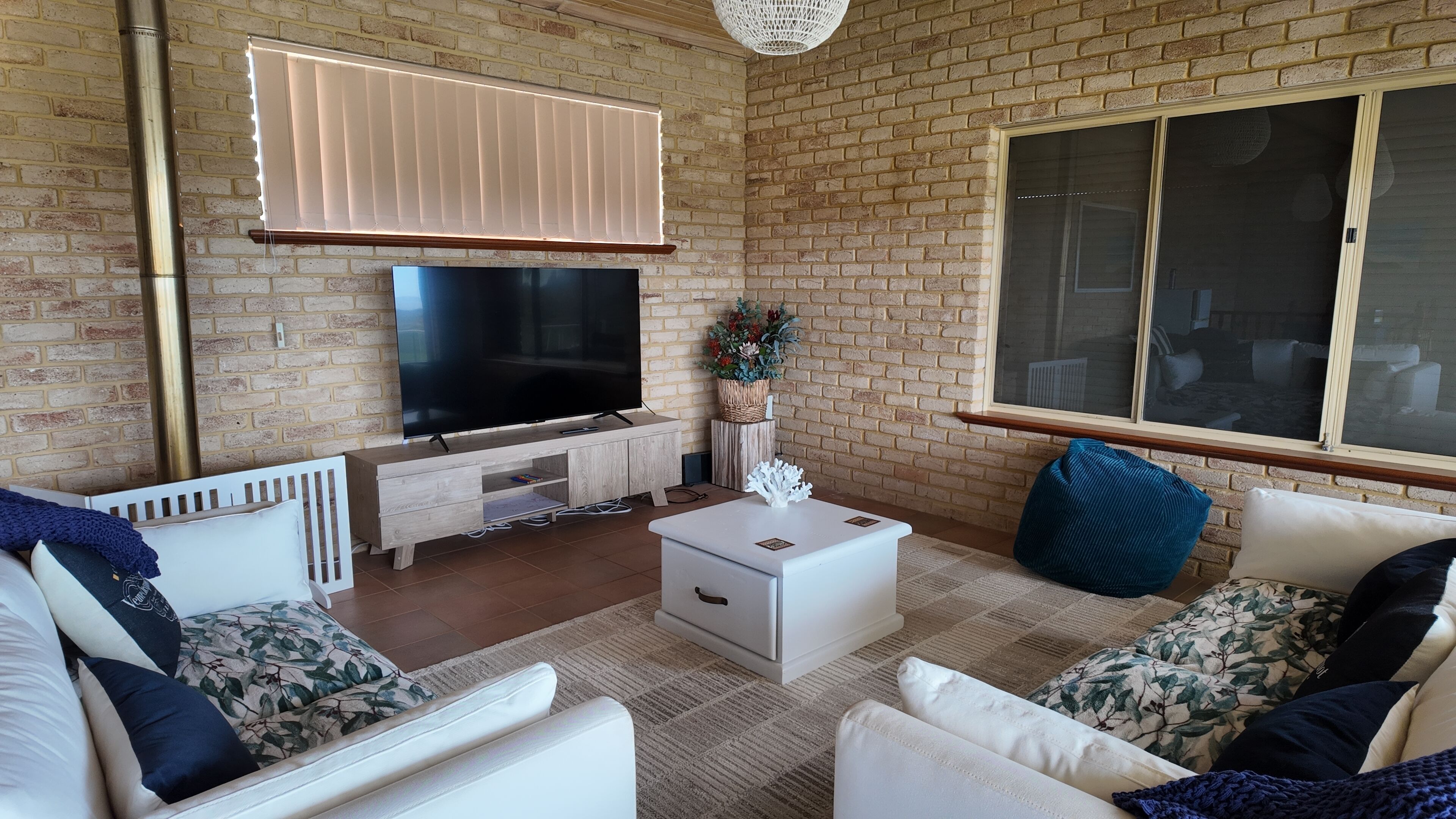 Smart TV, fireplace