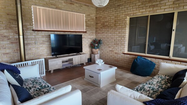 Smart TV, fireplace - Seascapes - On Ledge-Ocean View Coastal Retreat (Ledge Point)