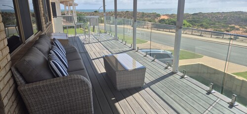 Seascapes - On Ledge-Ocean View Coastal Retreat