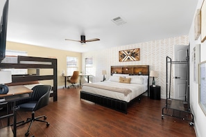 Room - Grand 6BR 3BA Pool Escape Round Rock (Round Rock)