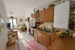 Fridge, oven, coffee/tea maker, cookware/dishes/utensils - Oasis of Tuma Balcony Lake View (Tremosine)