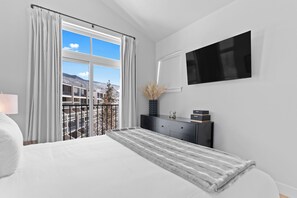 3 bedrooms, free WiFi, bed sheets - Modern Keystone Condo - Pool & Fitness Center, 5 Mins to Slopes! (Keystone)