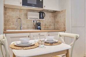 Fridge, microwave, stovetop, dishwasher - Charming Suite with AC - Center of Paris (Paris)