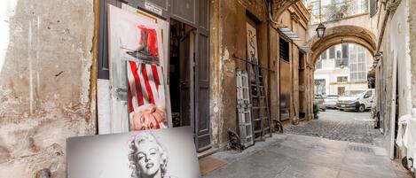 Deluxe Studio, Courtyard View | Property grounds