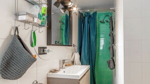 A bathroom with a sink, mirror, towel rack, and shower curtain. - La Galleria - Piazza di Spagna (Rome)