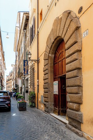 Studio Deluxe - utsikt mot innergården | Parkering