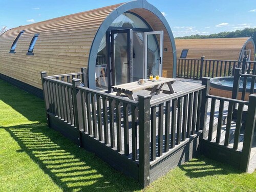 Owl Lodge - Hot Tub & A/C, 2 bedroom, sleeps 4, stunning views, entire lodge