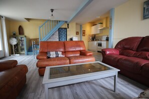 TV, ping pong, books - Green and quiet 4-bedroom family gîte with garden, games and saltwater swimming pool (Semoussac)