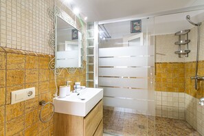 Ducha, secador de pelo, toallas