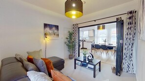 42-inch Smart TV with digital channels, Netflix, streaming services - Chic 2 Bedroom Aparment with Netflix (London)
