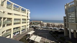 A multi-story building with balconies, a parking area, and a view of the beach. - SE219 - Senigallia, two-bedroom apartment with a beautiful seafront terrace (Senigallia)