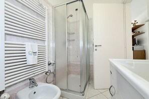 Shower, bidet, towels - SE219 - Senigallia, two-bedroom apartment with a beautiful seafront terrace (Senigallia)