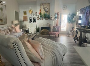 Living area - Masters Cottage less than 2 miles to the gate! (Augusta)