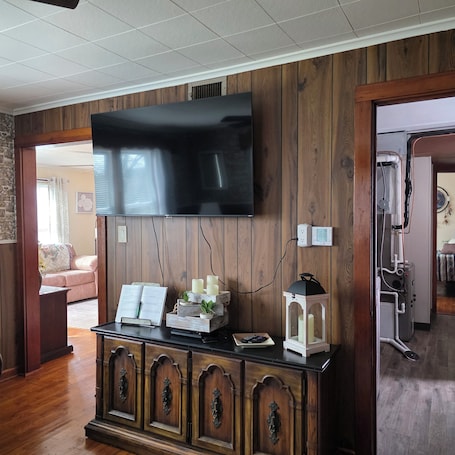 Interior. Delightful 3-bedroom house with AC in charming Davisville many close attractions