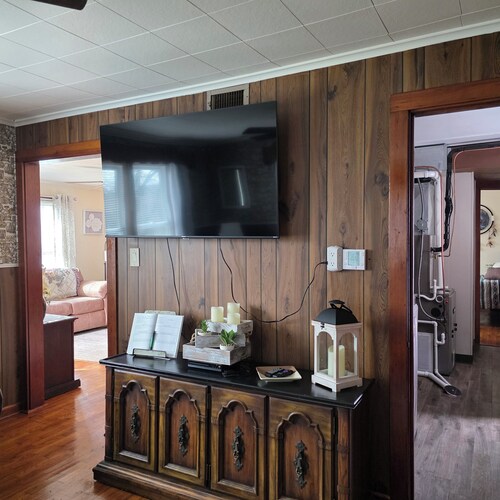 Delightful 3-bedroom house with AC in charming Davisville many close attractions