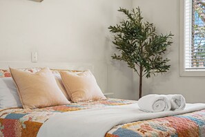 Tabla de planchar con plancha, wifi y ropa de cama 