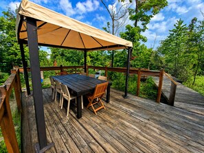 Outdoor dining - Rock House -Beautiful Architecture in the trees nestled between two lakes (Grenville sur la Rouge)