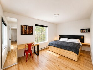 3 bedrooms, WiFi - Rock House -Beautiful Architecture in the trees nestled between two lakes (Grenville sur la Rouge)