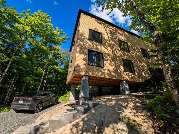 Exterior - Rock House -Beautiful Architecture in the trees nestled between two lakes (Grenville sur la Rouge)