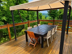 Outdoor dining - Rock House -Beautiful Architecture in the trees nestled between two lakes (Grenville sur la Rouge)