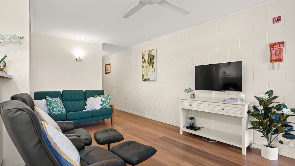 Comfortable 2br Coastal Unit With Wifi, Bbq Area, Parking & Linen Included, Close To Beach, Oval - Evans Head
