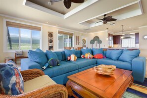 Smart TV, books - Beautiful Ocean Villa (Kamuela)
