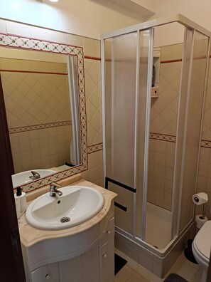 Bathroom - Apartment 'Alojamento Local Família Coelho' with Wi-Fi (Quinta do Conde)