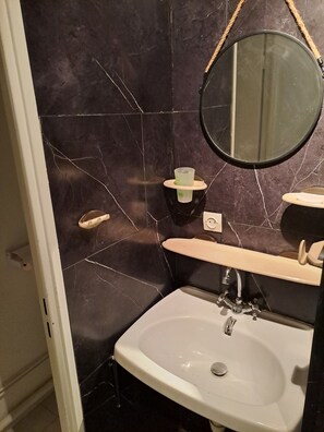 Shower, towels, soap, toilet paper - Appartement T2 au premier étage parking à 50 m (Narbonne)