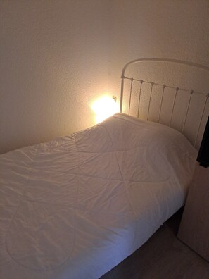 1 bedroom, bed sheets - Appartement T2 au premier étage parking à 50 m (Narbonne)