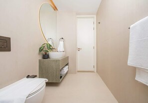 Shower, hair dryer, shampoo - JVC Luxe Apt W Balcony & Pool Access (Dubai)