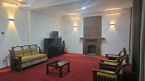 Mellow Breeze - Bungalow with quaint fireplace & living room in Nuwara Eliya