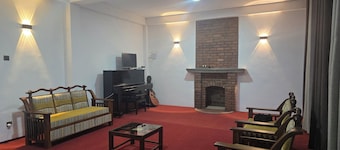 Mellow Breeze - Bungalow with quaint fireplace & living room in Nuwara Eliya