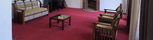 Mellow Breeze - Bungalow with quaint fireplace & living room in Nuwara Eliya