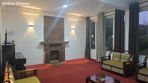 Mellow Breeze - Bungalow with quaint fireplace & living room in Nuwara Eliya