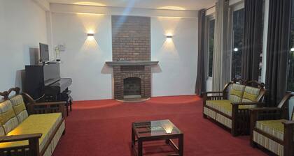Mellow Breeze - Bungalow with quaint fireplace & living room in Nuwara Eliya