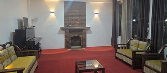 Mellow Breeze - Bungalow with quaint fireplace & living room in Nuwara Eliya