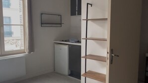 A room with a bed, a desk, a wardrobe, and a window. - Beautiful Studio T1 in Vieux tours (tours)