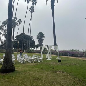 Outdoor banquet area - Santa Monica Beach Studio. Steps to Ocean, Pier & Promenade,Restaurants, Shops (Santa Monica)