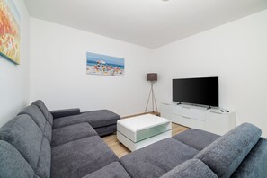 TV - Modern 4-star vacation apartment near the beach (Dramalj)