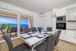 Dining - Modern 4-star vacation apartment near the beach (Dramalj)