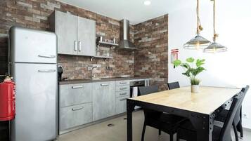 Fridge, oven, stovetop, coffee/tea maker